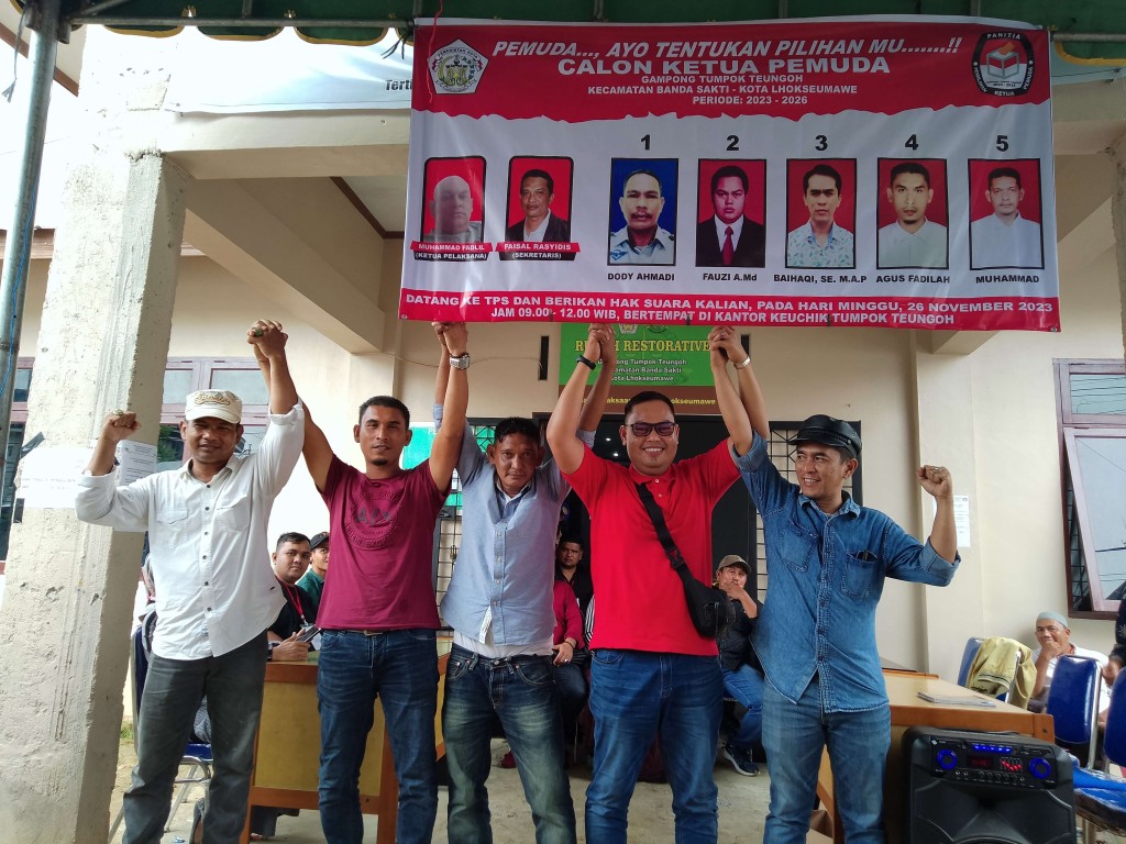 Muhammad (Tengah) Berfoto Dengan Calon Lainnya Usai Terpilih Sebagai Calon Ketua Pemuda Gampong 